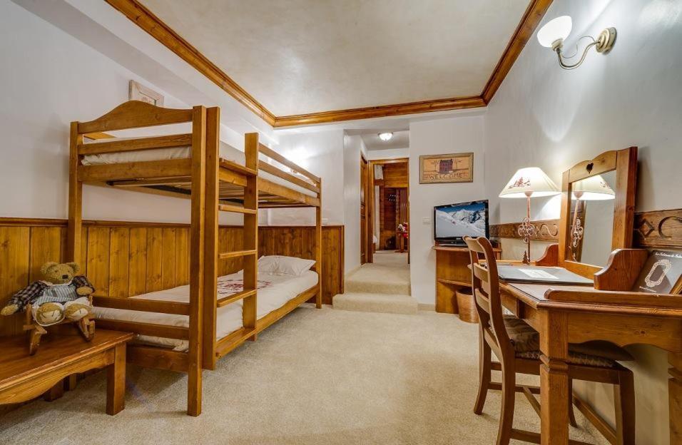 Family Room,1756514553:JPEG